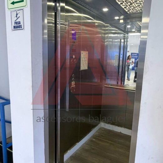 Ascensor gearless de 3 paradas con las puertas abiertas en la planta de atención de una IPS en El Cerrito, Valle del Cauca