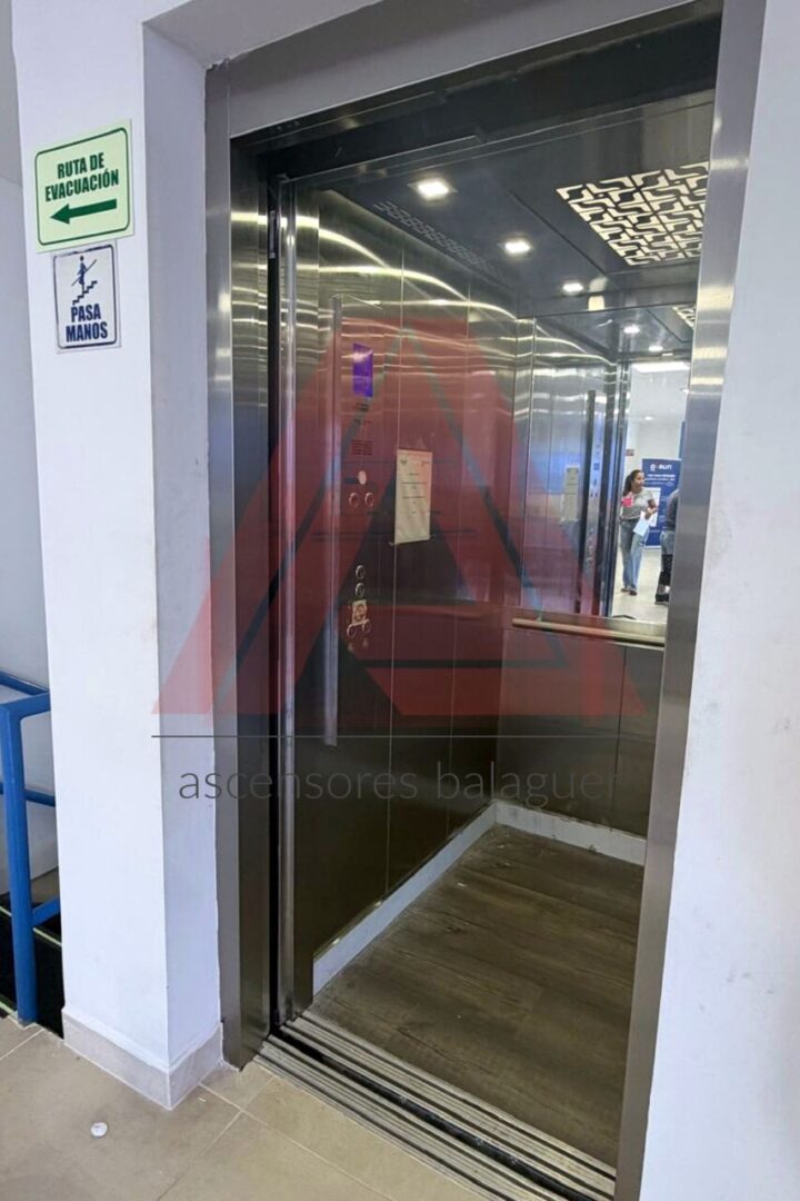 Ascensor gearless de 3 paradas con las puertas abiertas en la planta de atención de una IPS en El Cerrito, Valle del Cauca
