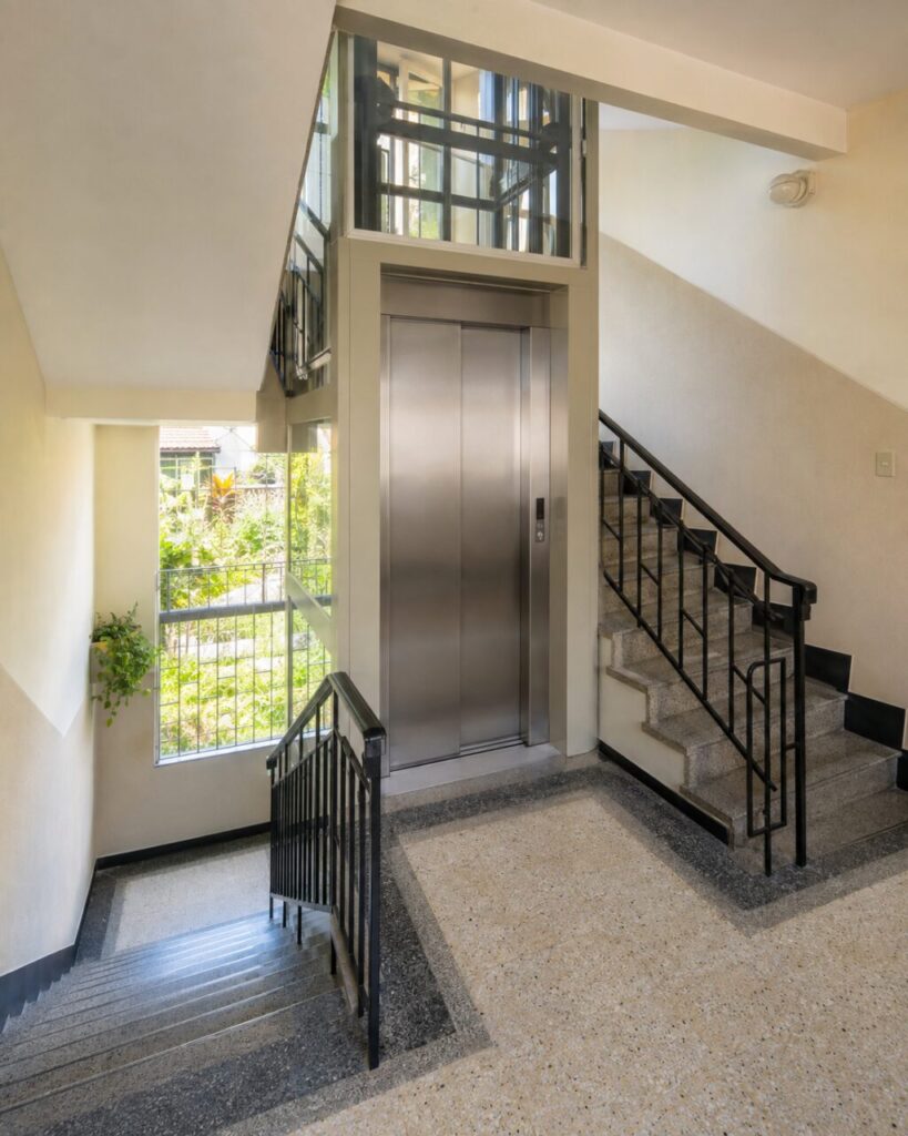 Ascensor de acero inoxidable modernizado en un edificio residencial