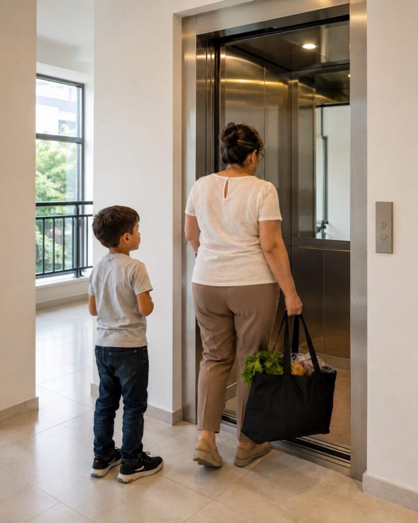 Madre e hijo entrando en el ascensor de un edificio residencial