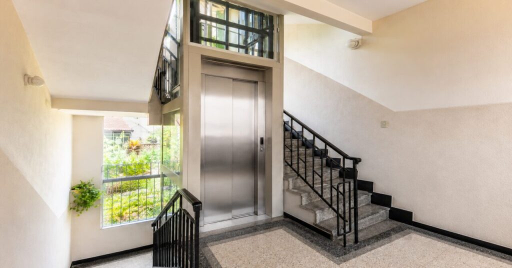 Ascensor residencial instalado en el rellano de la escalera de un edificio de viviendas