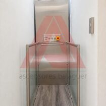 Media cabina hidráulica de 2 paradas instalada en una vivienda de Pance, Cali, vista desde la parada inferior