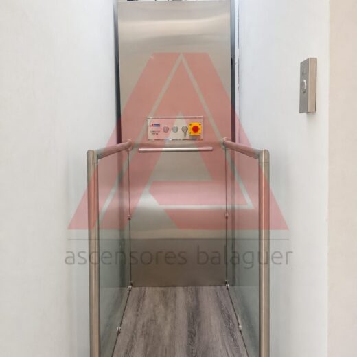 Media cabina hidráulica de 2 paradas instalada en una vivienda de Pance, Cali, vista desde la parada inferior