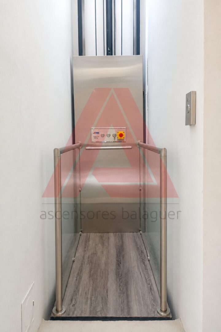 Media cabina hidráulica de 2 paradas instalada en una vivienda de Pance, Cali, vista desde la parada inferior