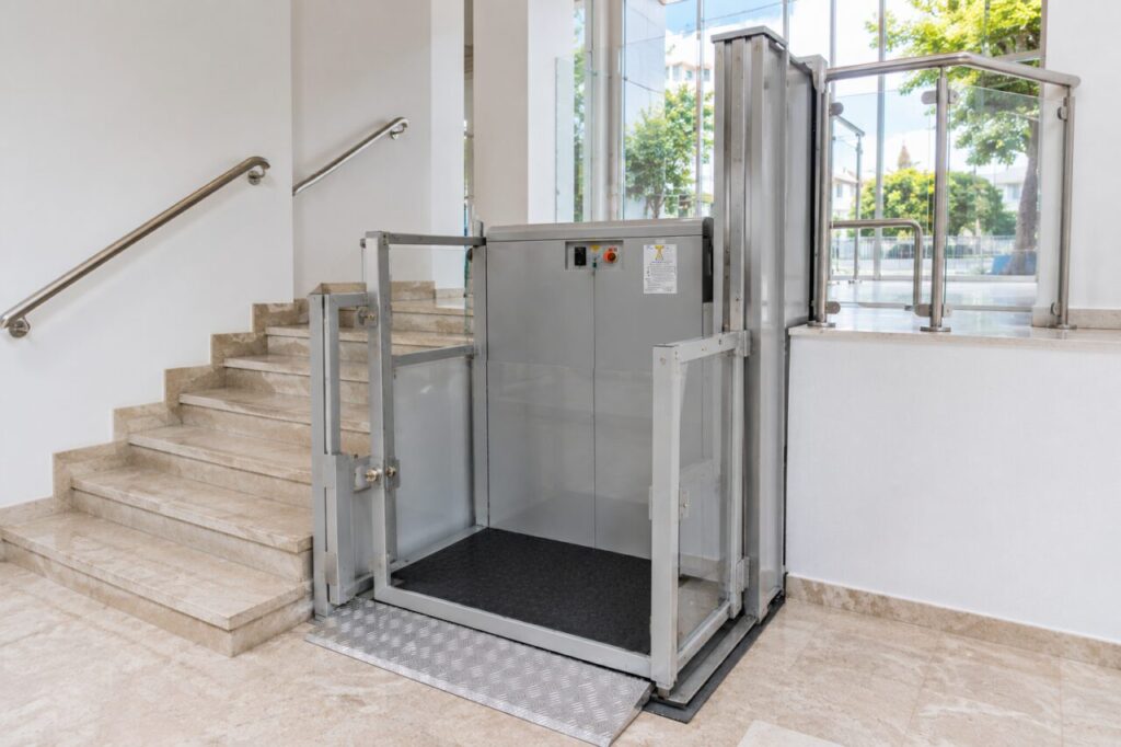 Plataforma elevadora acristalada instalada junto a una escalera
