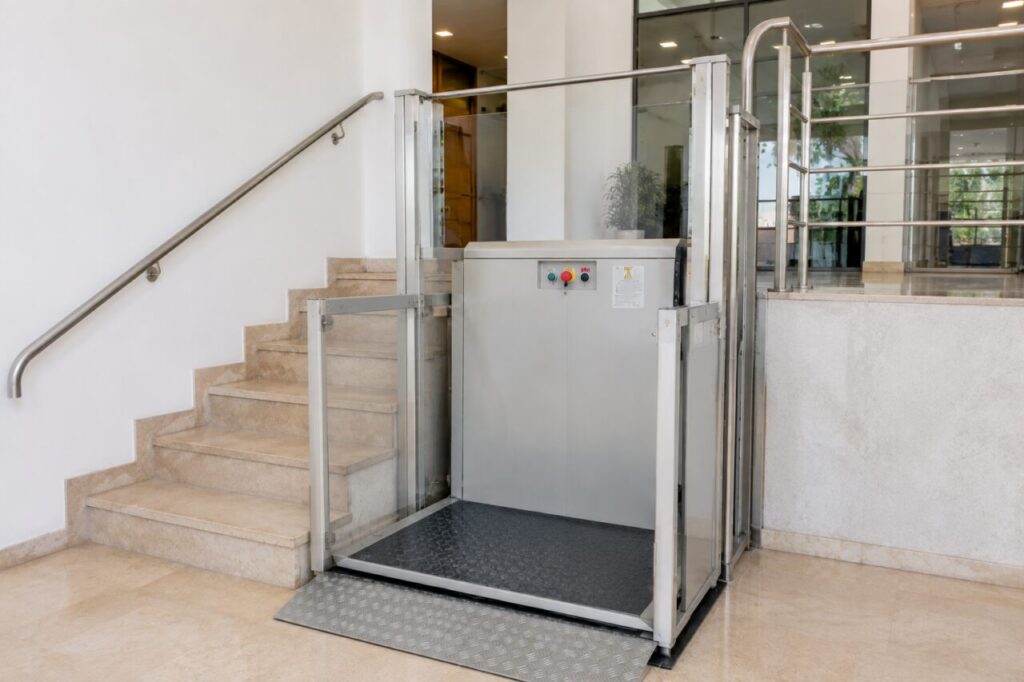 Plataforma elevadora instalada junto a una escalera interior de vivienda