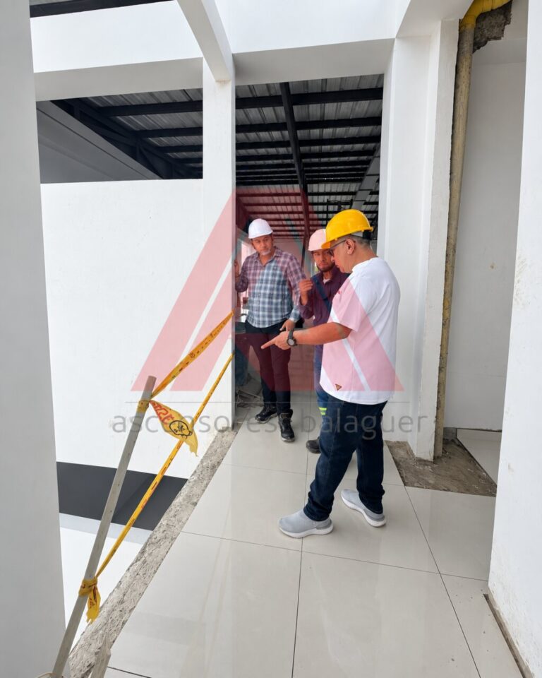 Equipo técnico de Ascensores Balaguer revisando la obra del ascensor en Puerto Asís, Putumayo