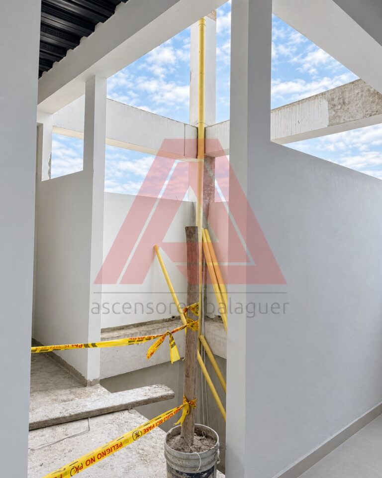 Estructura y apuntalamiento del hueco del ascensor panorámico en Puerto Asís, Putumayo