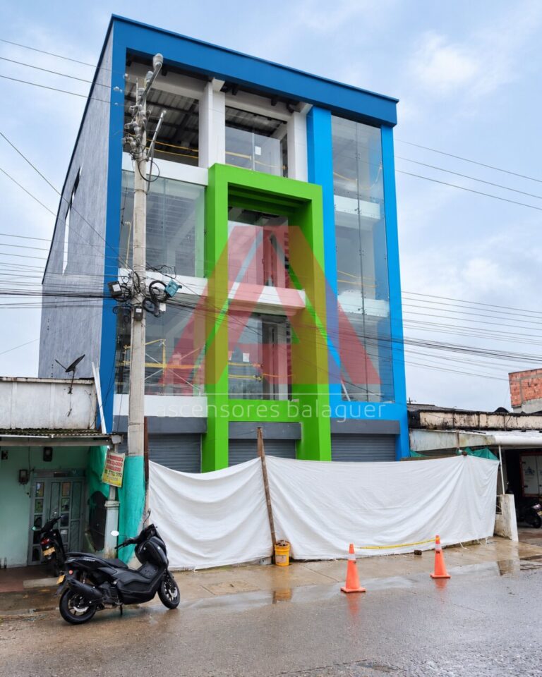 Fachada del edificio con el espacio previsto para el ascensor gearless panorámico de cuatro paradas
