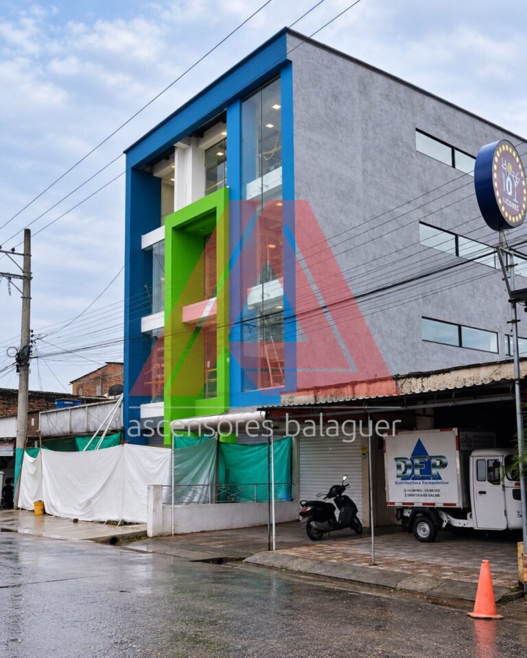 Fachada de las nuevas oficinas de la Empresa de Energía de Puerto Asís donde se instala el ascensor