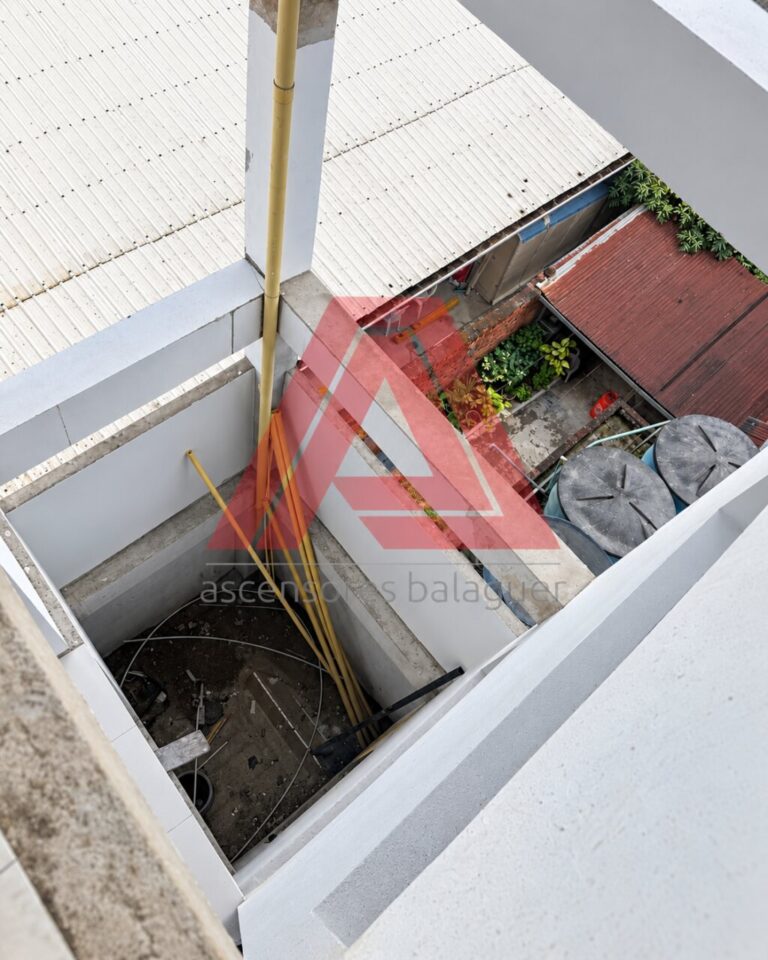 Foso del ascensor gearless visto desde la planta superior durante la obra en Puerto Asís