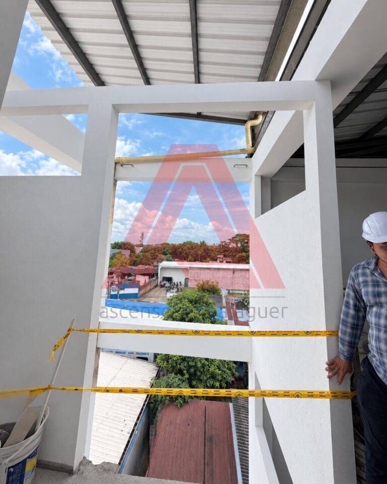 Hueco del ascensor señalizado durante la obra en las oficinas de la Empresa de Energía de Puerto Asís