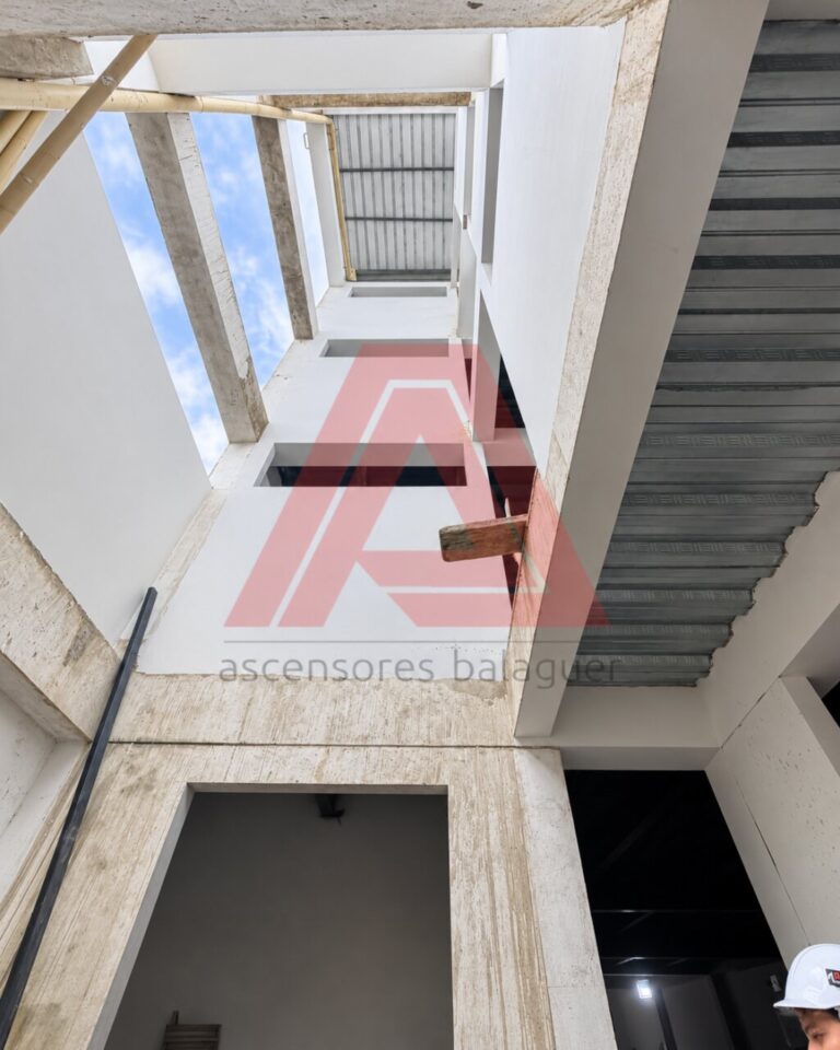 Hueco del ascensor entre plantas visto desde abajo durante la instalación en Puerto Asís
