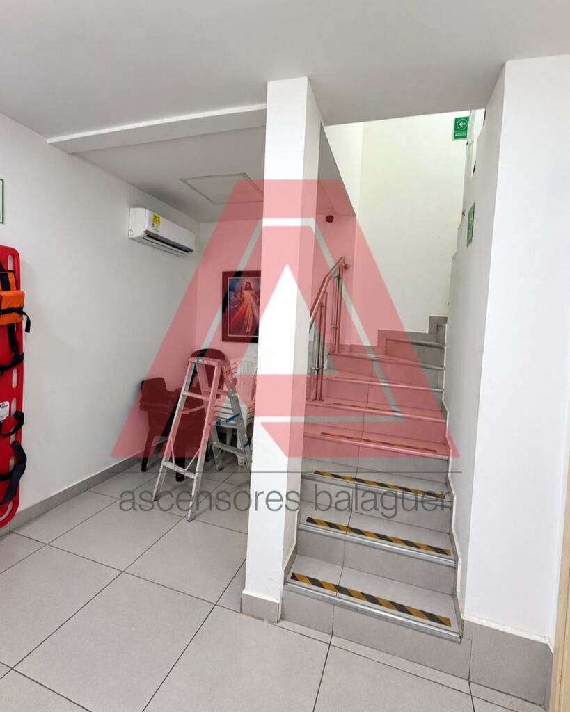 Escalera de acceso a la planta superior de la IPS Su Salud Integral en Caucasia