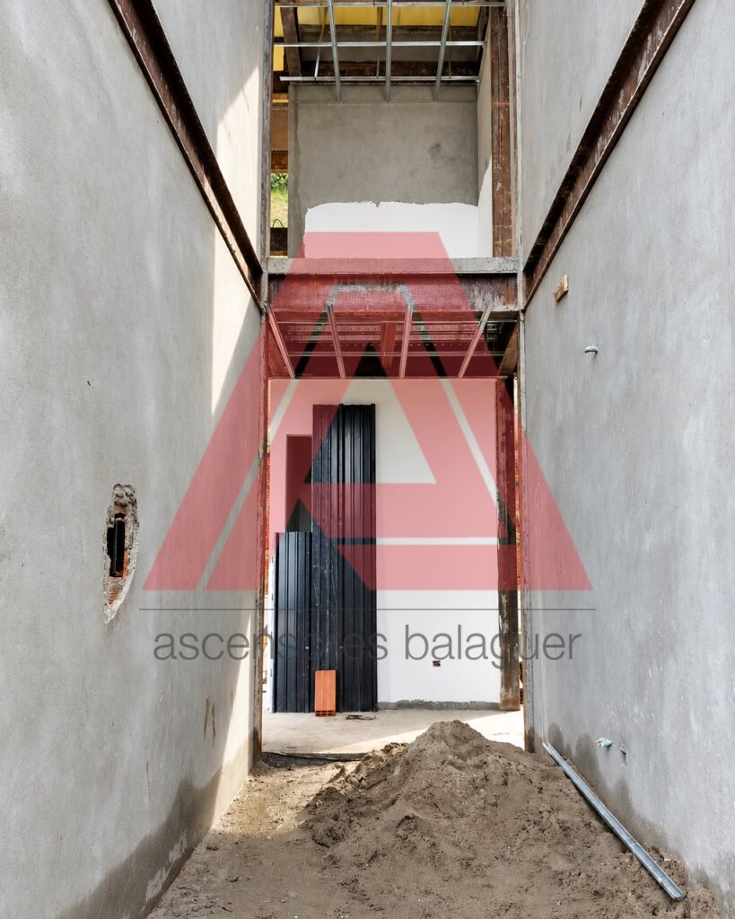 Hueco preparado para el ascensor Homelift entre los muros de la residencia de Llano Grande