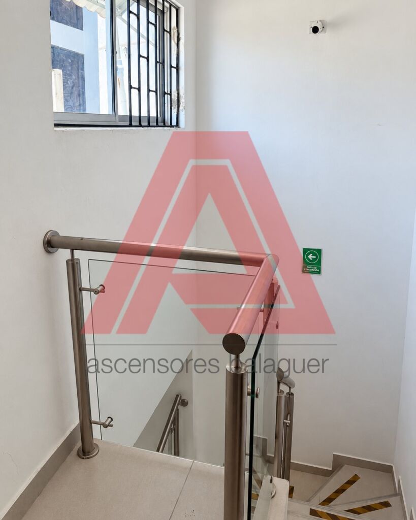 Llegada de la escalera a la planta alta de la IPS Su Salud Integral en Caucasia