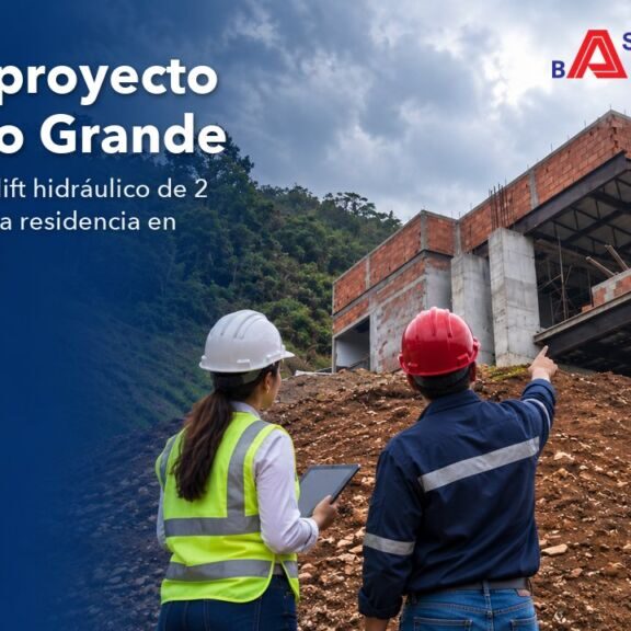 Ingeniera y técnico de Ascensores Balaguer frente a la residencia en construcción de Llano Grande donde se instalará un ascensor Homelift