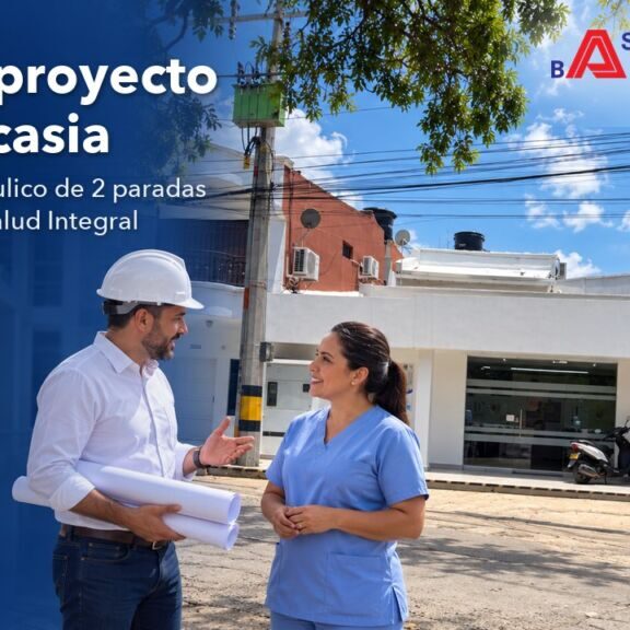 Asesor de Ascensores Balaguer conversa con una profesional de la salud frente a la sede de la IPS Su Salud Integral en Caucasia
